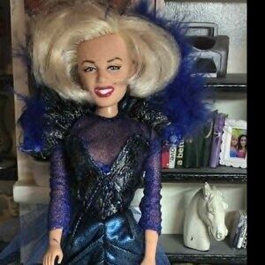 Spectacular Showgirl Marilyn Monroe Doll Collector Series DSI 1993 N